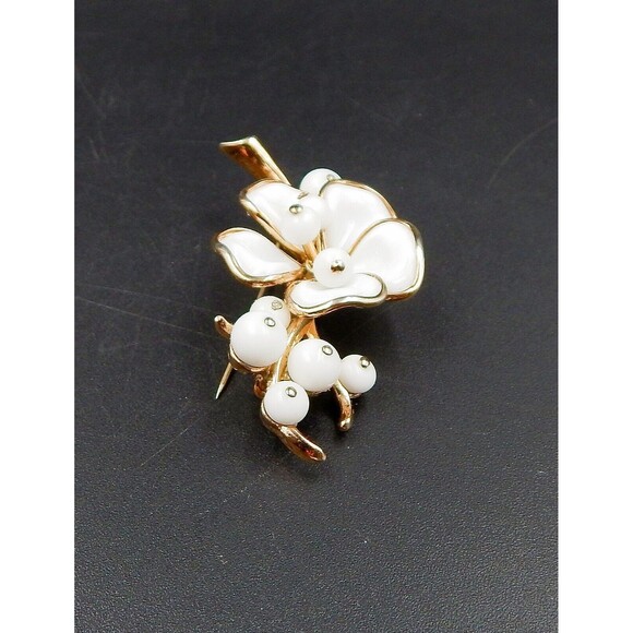 Crown Trifari Alfred Philippe Poured Milk Glass Flower Berries Brooch Gold Tone - Picture 2 of 12